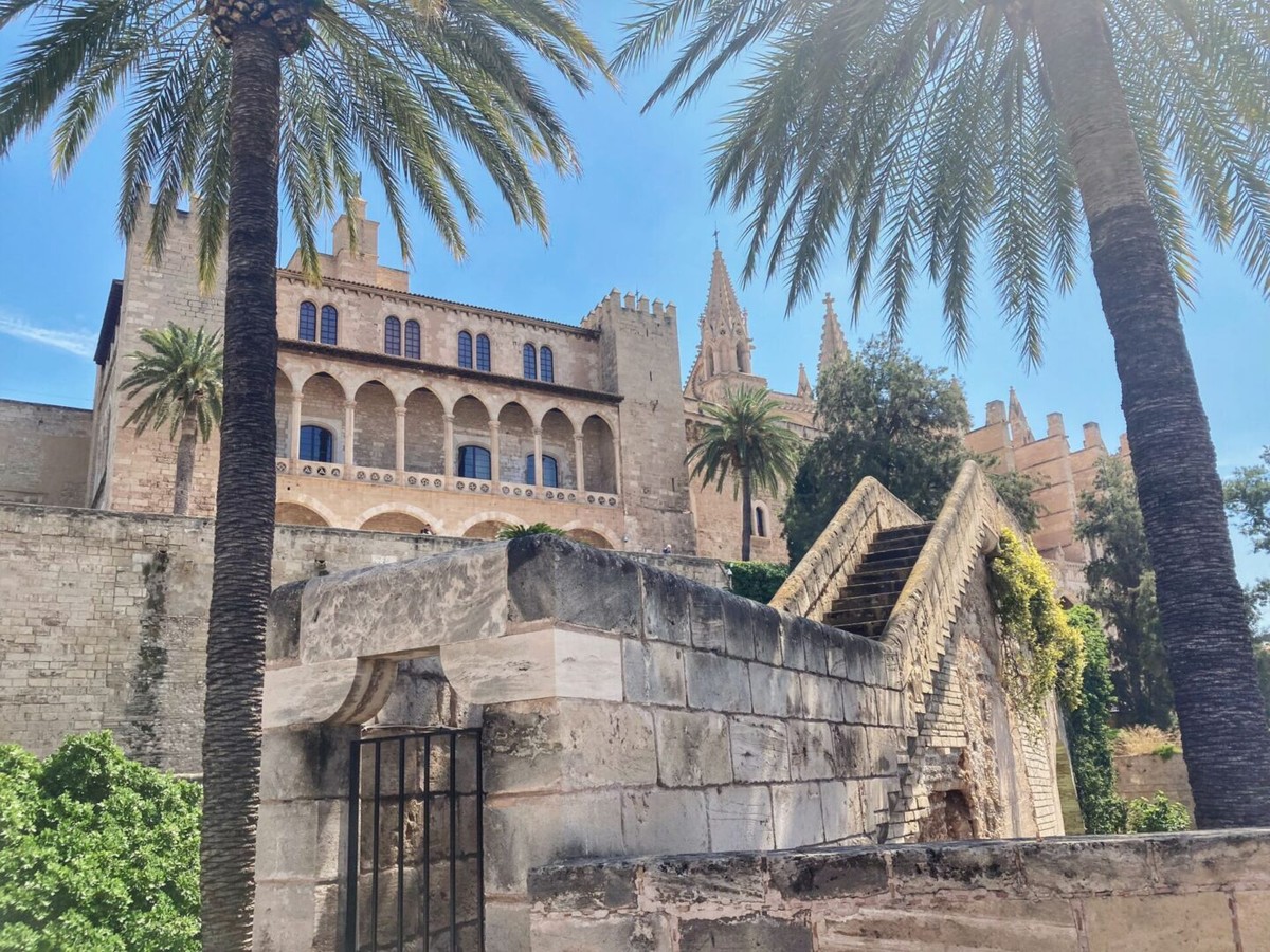Fachada de casco antiguo de Palma de Mallorca sin unidades exteriores de aire acondicionado